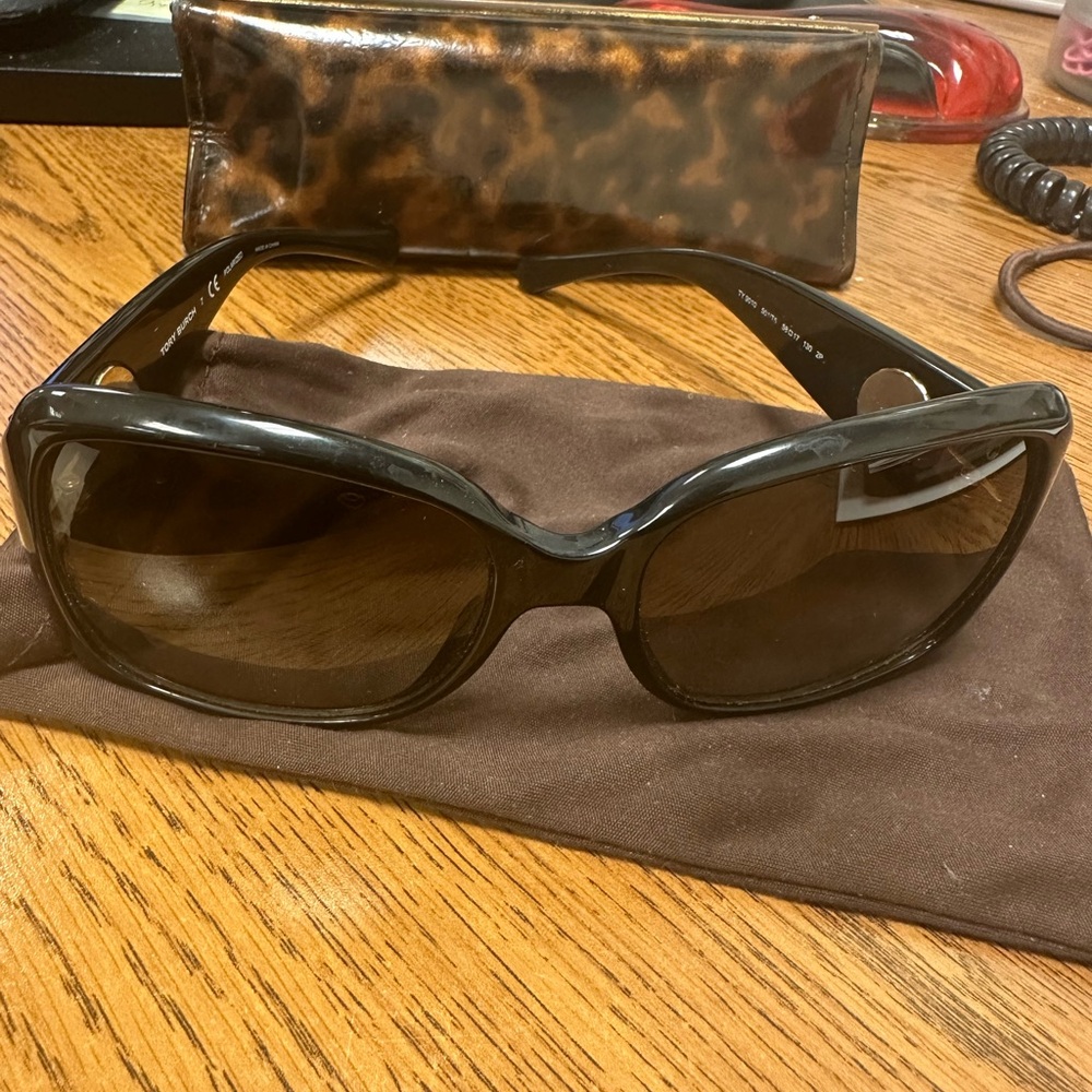 Tory Burch sun glasses Note side metal logo that is loose need to get it fix